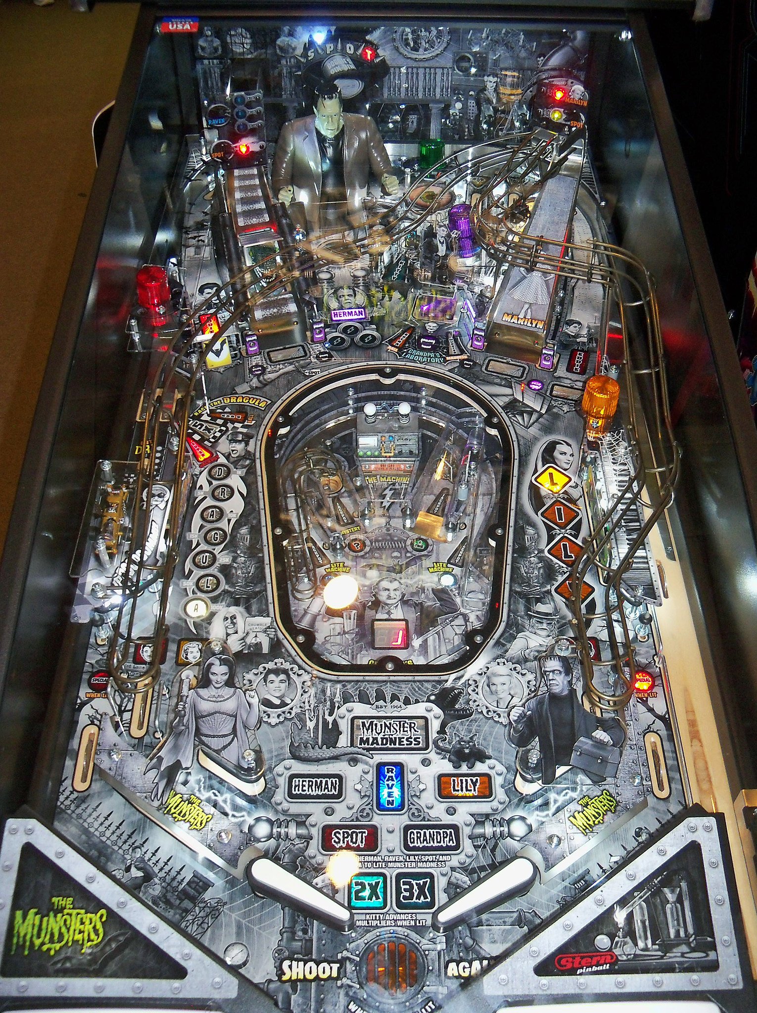munsters.jpg playfield